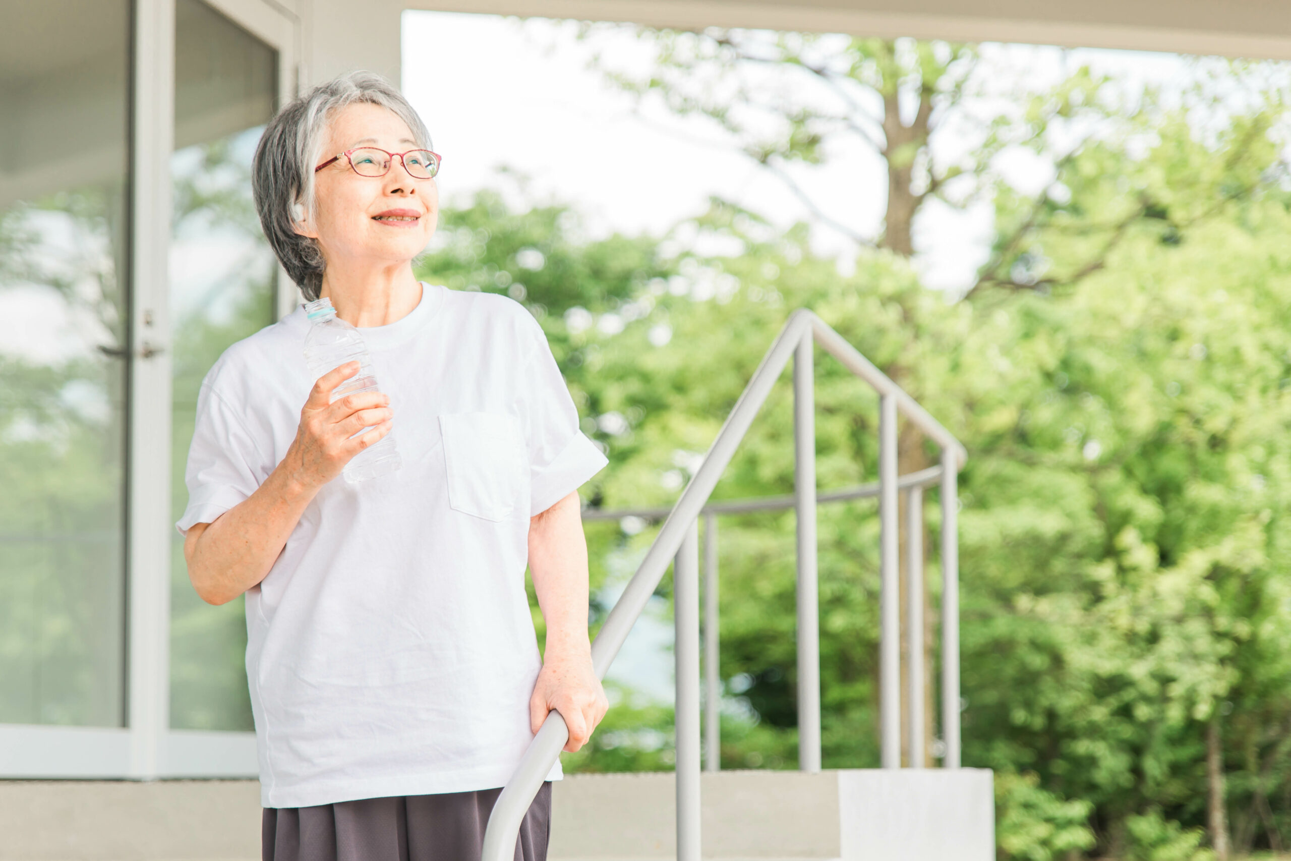 階段　女性